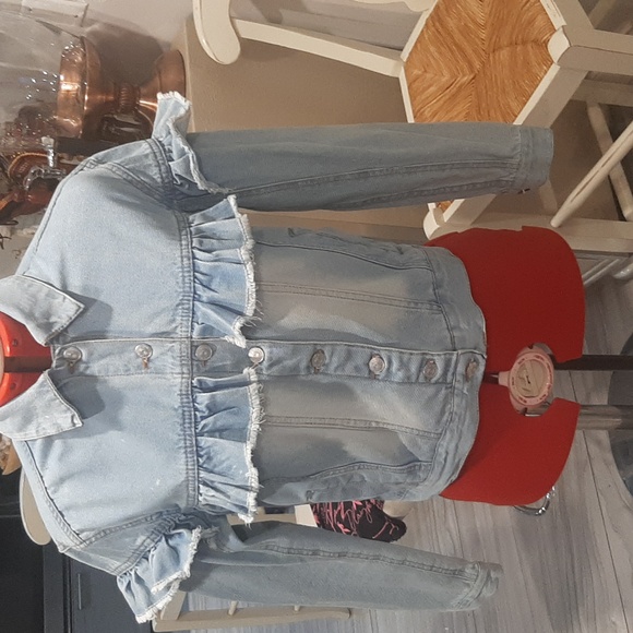 Has little mark on the sleeve as shown on the picture - Picture 8 of 9